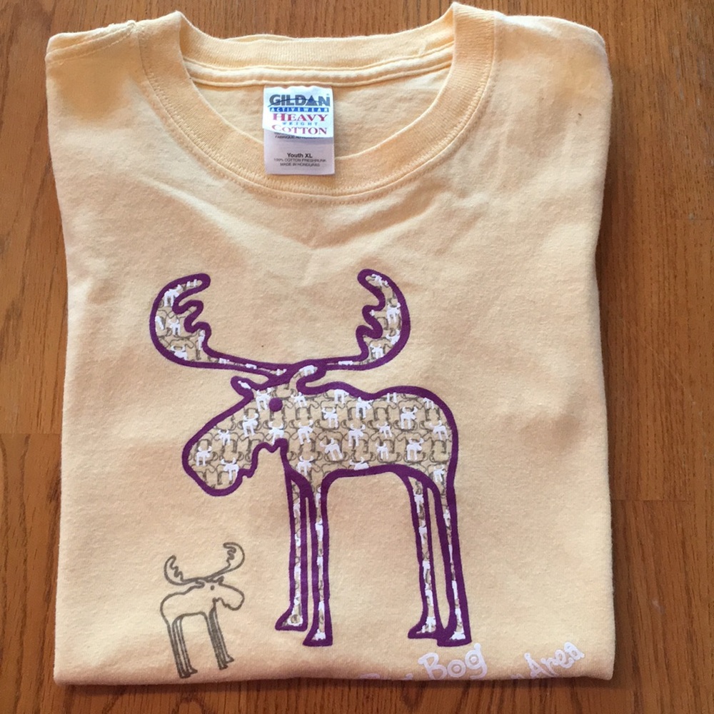 Youth size XL yellow tshirt with moose